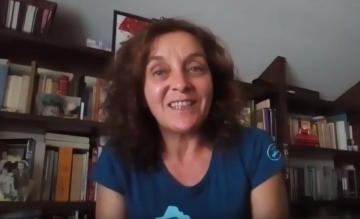 A escritora Raquel Castro apoia a campaña «Por unha biblioteca digna» para Gondomar